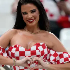 Ivana Knoll, której wiek jest często przedmiotem dyskusji, w czerwono-białej sukience w kratkę, pozuje z sercem z dłoni.