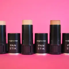 Max Factor Pan Stik i olika nyanser, perfekta för att skapa en definierad ansiktskontur.