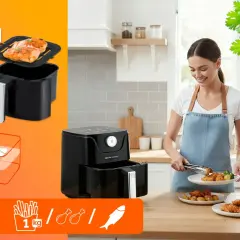 Kobieta serwuje pyszne dania z airfryer: chrupiące nuggetsy, ziemniaczki i łososia. Idealne dania z airfryer dla całej rodziny.