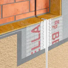Fragment elewacji z cegłą, izolacją i siatką zbrojeniową. Widoczna listwa dylatacyjna do elewacji, zabezpieczająca połączenie materiałów.