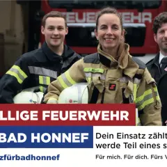 Drei lächelnde Mitglieder der freiwilligen Feuerwehr Bad Honnef posieren vor einem Feuerwehrauto. Sie werben für die Freiwillige Feuerwehr.