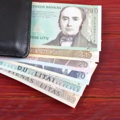 Czarny portfel z banknotami litów, waluta Litwy przed euro. Widoczne nominały 100, 50, 20, 10, 5 litów.
