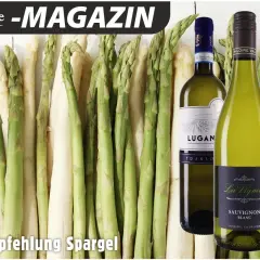 Frischer grüner und weißer Spargel neben drei Flaschen Weißwein. Perfekte Weinempfehlung zu Spargel für Genießer.