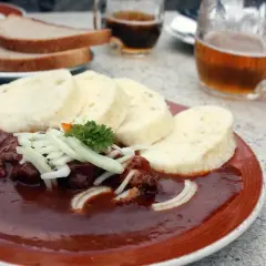 Praga: Gdzie zjeść dobrze? Lokalnie i tanio uniknij pułapek!
