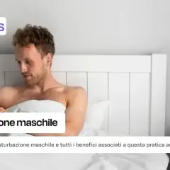 Uomo a letto con smartphone, esplora la masturbazione maschile e i suoi benefici.