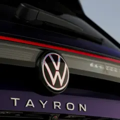 Tylna klapa ciemnofioletowego Tayron VW z logo i napisem.