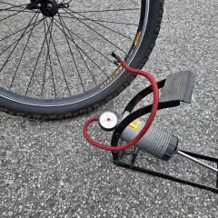 Pompka rowerowa z manometrem podłączona do wentyla schrader. Jak pompować? Proste!