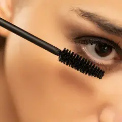 Delikatny makijaż krok po kroku: Odkryj naturalne piękno bez maski