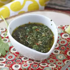 En skål med färsk chimichurri, perfekt för grillat. Detta recept är enkelt att följa.