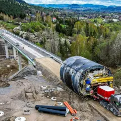 Budowa obejścia Węgierskiej Górki: ogromna maszyna drążąca tunel i wiadukt wznoszący się nad doliną.