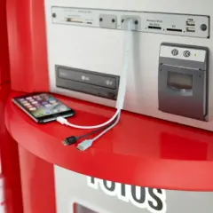 Telefon podłączony do automatu z Rossmanna, gotowy do druku zdjęć. Wymiary wydruku można wybrać na ekranie.