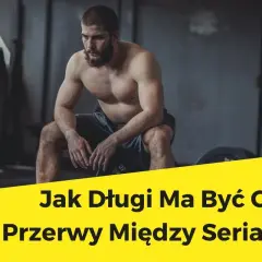 Mężczyzna w siłowni odpoczywa, zastanawiając się, ile przerwy między seriami jest optymalne.