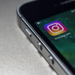 Zbliżenie na ikonę Instagrama na ekranie telefonu. Czyżby to był znak, że czeka mnie shadow ban?