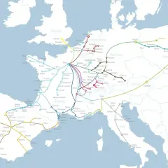 Mapa Europy z zaznaczonymi trasami pociągów, idealna do planowania podróży z biletem Interrail.