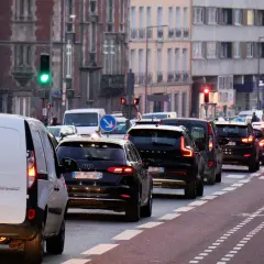 Embouteillage à Rouen, une longue file de voitures sur la route. Le **crit'air** de ces véhicules est une préoccupation pour la qualité de l'air.