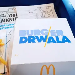 Burger Drwala w McDonald's, obok frytki. Smacznego!