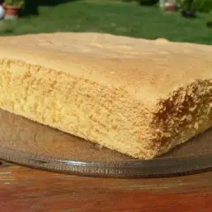 Puszysty biszkopt z 4 jaj z mąką ziemniaczaną, idealny na tort.