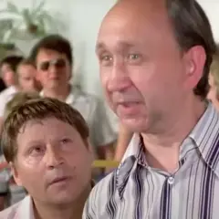 Dwóch mało znanych aktorów polskich w kolejce. Jeden z nich, w pasiastym ubraniu, mówi coś do drugiego, który patrzy na niego z uwagą.