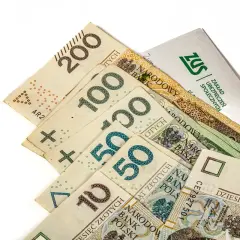 Polskie banknoty 10, 50, 100 i 200 zł oraz dokument ZUS. Porównanie renty socjalnej a renty z tytułu niezdolności do pracy.