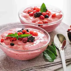 Spumone alle fragole Bimby, fresco e cremoso, guarnito con frutti di bosco e menta. Perfetto per un dessert leggero.