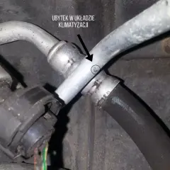 Widoczne rurki do klimatyzacji z zaznaczonym ubytkiem.