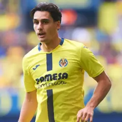 Młody zawodnik Villarrealu w żółtej koszulce z granatowymi detalami, gotowy do gry.