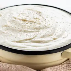 Besciamella ricetta della nonna cremosa e profumata, pronta per condire lasagne e cannelloni.