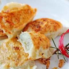 Przepis na ciasto na pierogi z ziemniakami, który zawsze się udaje