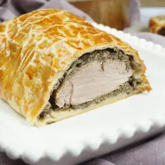 Un délicieux filet mignon en croûte, doré et croustillant, prêt à être dégusté.