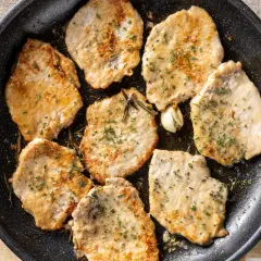 Fettine di lonza morbidissime in padella, dorate e profumate con rosmarino e aglio.