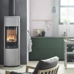 En modern braskamin ger värme och mysfaktor i ett stilrent kök. Installera braskamin för en ombonad känsla.