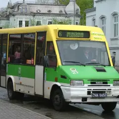 Zielona góra w Lublinie, autobus linii 6 z napisem "Objazdowa Długosza".
