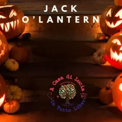 Zucca di Halloween, o Jack O'Lantern, illuminate e spaventose, adornano una scalinata per la notte più terrificante dell'anno.