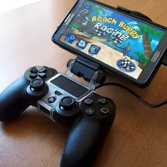 Smartfon z grą "Beach Buggy Racing" podłączony do kontrolera. Idealny zestaw do grania w top gry na androida.