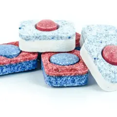 Kilka kostek do zmywarki w kolorach czerwonym, niebieskim i białym. Co zamiast tabletki do zmywarki? Te kostki to rozwiązanie!