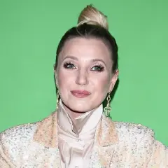 Daria Ładocha w błyszczącej marynarce i z kokiem na głowie. Ciekawa, czy jej mąż też tak się stroi.