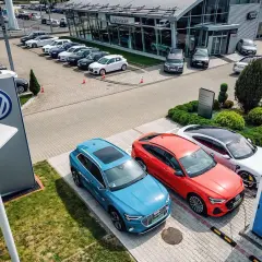 Salon samochodowy Audi z nowymi autami elektrycznymi. Warto sprawdzić showroom opinie przed zakupem.