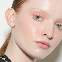 Piel luminosa y maquillaje suave en ojos y labios. Un rostro que busca el mejor contorno de ojos 60 años ocu.