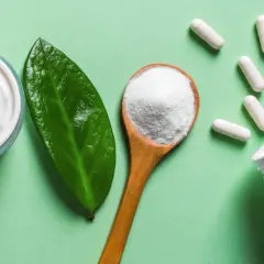 Creme, Blatt, Löffel mit Pulver und Kapseln. So wirkt Kollagen für Haut und Wohlbefinden.