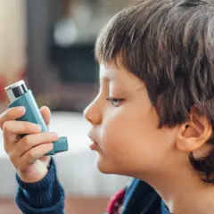 Bambino usa inalatore per gestire l'asma allergica.
