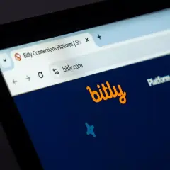 Ekran laptopa z otwartą stroną bitly.com. Widoczny pasek adresu i logo Bitly.