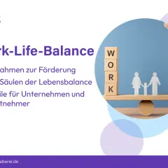 Eine Waage balanciert die Würfel "WORK" und "LIFE" mit einer Familie. Das Bild thematisiert Work-Life-Balance.