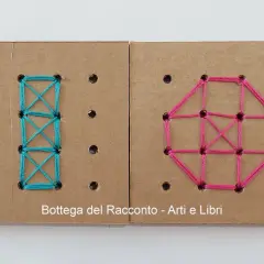 Lavoretti con ago e filo per bambini: due pannelli di cartone con fori, uno decorato con filo turchese a formare un rettangolo con croci, l'altro con filo rosa a formare un ottagono.
