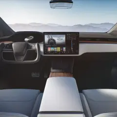Jak wygląda Tesla? Odkryj minimalistyczny design i futurystyczne wnętrze.