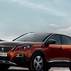 Pomarańczowy Peugeot 3008 na tle górskich krajobrazów. Zastanawiasz się, jaki silnik wybrać do tego modelu?