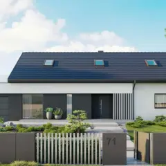 Nowoczesny dom 170 m2 z garażem, dużym ogrodem i stylowym ogrodzeniem. Jasna elewacja, ciemny dach i minimalistyczne detale.