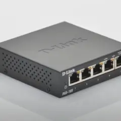 Un petit switch D-Link DGS-105 noir, avec cinq ports Ethernet, prêt à connecter vos appareils.