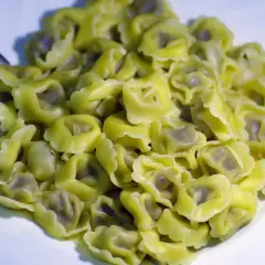 Porcja tortellini na talerzu, gotowa do jedzenia. Zastanawiasz się, ile gotuje się makaron tego typu?