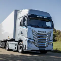 Nowoczesny, elektryczny samochód ciężarowy Iveco S-Way, który mieści się w definicji samochód ciężarowy do 3,5 tony, jedzie po krętej drodze.