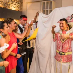 Un divertente ingresso sposi con un sipario dipinto e un uomo che si lava i denti.